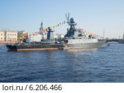 МПК "Казанец" на фоне здания Кунсткамеры накануне Дня ВМФ. Санкт-Петербург (2014 год). Редакционное фото, фотограф Виктор Карасев / Фотобанк Лори
