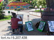 Художник за работой у Центра национальных культур в посёлке Лазаревское, Сочи (2014 год). Редакционное фото, фотограф Николай Мухорин / Фотобанк Лори