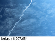 Инверсионный след на синем небе от пролетевшего самолета. Стоковое фото, фотограф Юлия Ухина / Фотобанк Лори