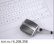 Старый микрофон на клавиатуре. Стоковая иллюстрация, иллюстратор Кирилл Черезов / Фотобанк Лори