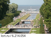 Петергоф. Вид на Морской канал и Финский залив (2014 год). Редакционное фото, фотограф Румянцева Наталия / Фотобанк Лори