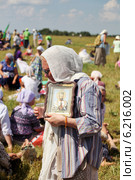 Паломница с иконой царя Николая в руках во время остановки крестного хода (2014 год). Редакционное фото, фотограф Александр Гаценко / Фотобанк Лори