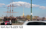 Вид с Биржевого моста на парусное судно-ресторан и шпиль Петропавловской крепости, Санкт-Петербург (2014 год). Редакционное видео, видеограф Кекяляйнен Андрей / Фотобанк Лори