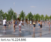 Жаркое лето в Москве. Струйный фонтан на Крымской набережной (2014 год). Редакционное фото, фотограф Илюхина Наталья / Фотобанк Лори