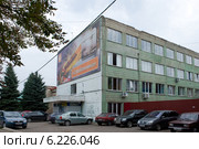Стоящие машины возле магазина "Стройтехника" (2012 год). Редакционное фото, фотограф Малышев Андрей / Фотобанк Лори