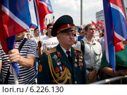 Люди участвуют в митинге в поддержку Донбасса, Новороссии под названием "Битва за Донецкую Русь!", 2 августа 2014. Редакционное фото, фотограф Николай Винокуров / Фотобанк Лори