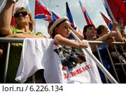 Люди участвуют в митинге в поддержку Донбасса, Новороссии под названием "Битва за Донецкую Русь!", 2 августа 2014. Редакционное фото, фотограф Николай Винокуров / Фотобанк Лори
