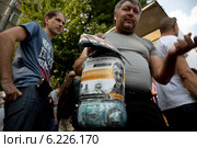 Мужчина собирает средства и гуманитарную помощь для поддержки жителей Новороссии на митинге в поддержку Донбасса, Новороссии под названием "Битва за Донецкую Русь!", 2 августа 2014. Редакционное фото, фотограф Николай Винокуров / Фотобанк Лори