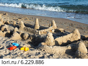 Замок из песка на берегу моря. Стоковое фото, фотограф Юлия Ухина / Фотобанк Лори