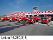 Пожарные машины у депо на боевом дежурстве (2014 год). Редакционное фото, фотограф Александр Тарасенков / Фотобанк Лори