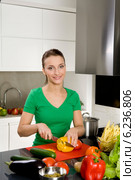 Young woman while preparing meal. Стоковое фото, агентство BE&W Photo / Фотобанк Лори