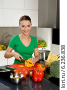 Young woman while preparing meal. Стоковое фото, агентство BE&W Photo / Фотобанк Лори