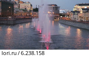 Фонтан на реке, Лужков мост, Москва (2014 год). Редакционное видео, видеограф Владимир Журавлев / Фотобанк Лори