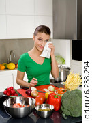 Young woman while preparing meal. Стоковое фото, агентство BE&W Photo / Фотобанк Лори