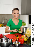 Young woman while preparing meal. Стоковое фото, агентство BE&W Photo / Фотобанк Лори