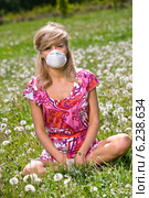 Young woman on the meadow. Стоковое фото, агентство BE&W Photo / Фотобанк Лори