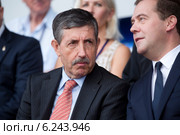 Президент Международной федерации каноэ Хосе Перурена Лопес разговаривает на трибуне с Председателем правительства РФ Дмитрий Медведев сидит на трибуне на открытии чемпионата мира по гребле на байдарках 2014 и каноэ на гребном канале в Москве. Редакционное фото, фотограф Николай Винокуров / Фотобанк Лори