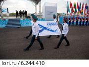 Солдаты вооруженных сил Российской Федерации выносят знамя Международной федерации каноэ перед Главой правительства РФ Дмитрием Медведевым на официальной церемонии открытия ЧМ по гребле на байдарке и каноэ в Москве (2014 год). Редакционное фото, фотограф Николай Винокуров / Фотобанк Лори