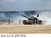 Танк Т-72Б финиширует в дыму. Алабино. Чемпионат мира по танковому биатлону (2014 год). Редакционное фото, фотограф Алексей Гусев / Фотобанк Лори