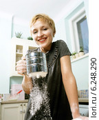 Young woman in the kitchen. Стоковое фото, агентство BE&W Photo / Фотобанк Лори