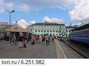 Здание Белорусского вокзала и платформа с пассажирами. Москва (2014 год). Редакционное фото, фотограф Алексей Гусев / Фотобанк Лори
