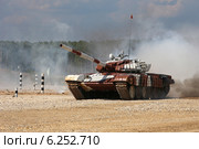 Танк Т-72Б мчится к финишу. Алабино, Чемпионат мира по танковому биатлону (2014 год). Редакционное фото, фотограф Алексей Гусев / Фотобанк Лори