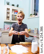 Young woman in the kitchen. Стоковое фото, агентство BE&W Photo / Фотобанк Лори