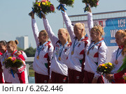 Венгерские спортсменки Габриэла Сабо, Данута Козак, Нинетта Вад, Анна Караж - золотые призеры женских соревнованиях на байдарках-четверках на дистанции 500 метров на чемпионате мира по гребле на байдарках и каноэ во время церемонии награждения, Москва (2014 год). Редакционное фото, фотограф Николай Винокуров / Фотобанк Лори