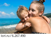 Молодая мама с маленьким сыном на пляже. Стоковое фото, фотограф Светлана Кузнецова / Фотобанк Лори