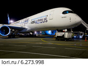 Новейший самолет Airbus A350 XWB приземлился в международном аэропорту Шереметьево города Москвы в рамках мирового турне (2014 год). Редакционное фото, фотограф Николай Винокуров / Фотобанк Лори