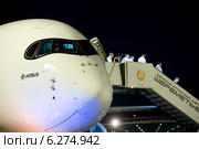 Крупным планом носовая часть новейшего самолета Airbus A350 XWB приземлился в Международном аэропорту Шереметьево города Москвы в рамках мирового турне (2014 год). Редакционное фото, фотограф Николай Винокуров / Фотобанк Лори