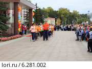 Колонна любителей скандинавской ходьбы идет вдоль зрителей (2013 год). Редакционное фото, фотограф Анатолий Матвейчук / Фотобанк Лори