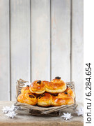 Traditional swedish buns in wicker basket. A saffron bun, in Swedish lussebulle or lussekatt. Copy space. Стоковое фото, агентство BE&W Photo / Фотобанк Лори