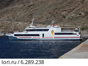Катер Naxos Star в порту Афиниос, остров Санторини, Греция (2014 год). Редакционное фото, фотограф Алексей Гусев / Фотобанк Лори