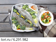 Healthy dinner: trouts and vegetables. Wooden table, top view. Стоковое фото, агентство BE&W Photo / Фотобанк Лори