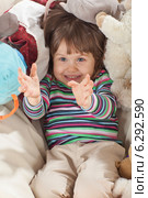 A girl playing with her toys. Стоковое фото, агентство BE&W Photo / Фотобанк Лори