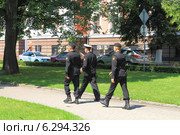 Военный патруль летом на улице (2014 год). Редакционное фото, фотограф Михаил Рудницкий / Фотобанк Лори
