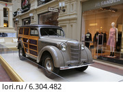 Автомобиль «Москвич-401» 1951 года выпуска на выставке Собрания классических автомобилей Gorkyclassic в ГУМе, Москва (2014 год). Редакционное фото, фотограф Алексей Гусев / Фотобанк Лори