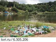 Загаженная природа. Мусор, оставленный людьми после пикника (2014 год). Редакционное фото, фотограф Юрий Кирсанов / Фотобанк Лори