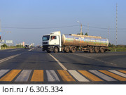 Молоковоз фирмы Простоквашино на перекрестке возле города Ялуторовск (2014 год). Редакционное фото, фотограф Анатолий Матвейчук / Фотобанк Лори