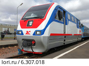 Россия. Петербург. Тепловоз ТУ10 "Колибри" на Малой Октябрьской железной дороге (2014 год). Редакционное фото, фотограф Александр Тарасенков / Фотобанк Лори