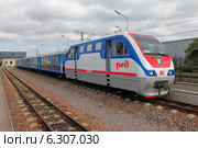 Россия. Петербург. Тепловоз ТУ10 "Колибри" с вагонами на Малой Октябрьской Железной дороге (2014 год). Редакционное фото, фотограф Александр Тарасенков / Фотобанк Лори