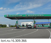 Бензозаправка в окрестностях Минска (2014 год). Редакционное фото, фотограф Шевцова Анна / Фотобанк Лори