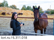 Девушка фотографирует лошадей. Стоковое фото, фотограф Руслан Митин / Фотобанк Лори