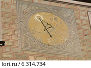 Sundial on the wall of the building `Under the Lion` designed by Tadeusz Przypkowski. Редакционное фото, агентство BE&W Photo / Фотобанк Лори
