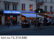 Nowy Њwiat street at night - bakery Galeria Wypiekуw Piotr Lubaszka and cafe Coffee Heaven. Редакционное фото, агентство BE&W Photo / Фотобанк Лори
