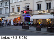 Nowy Њwiat street at night - Pizza EATaliano and So! Coffee cafe. Редакционное фото, агентство BE&W Photo / Фотобанк Лори