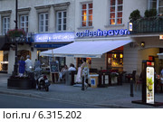 Nowy Њwiat street at night - bakery Galeria Wypiekуw Piotr Lubaszka and cafe Coffee Heaven. Редакционное фото, агентство BE&W Photo / Фотобанк Лори