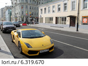 Москва, жёлтый "Ламборгини" на Покровке (2014 год). Редакционное фото, фотограф Дмитрий Неумоин / Фотобанк Лори