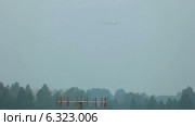 Самолет снижается. Стоковое видео, видеограф Игорь Жоров / Фотобанк Лори